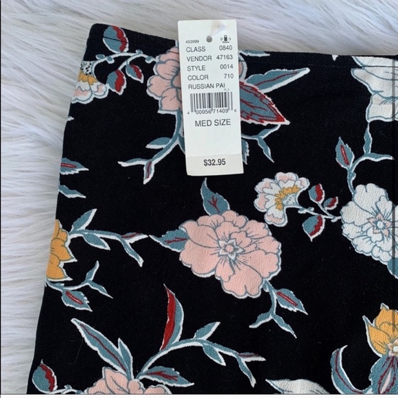 NWT KENDALL & KYLIE Floral Skirt. - Picture 2 of 5